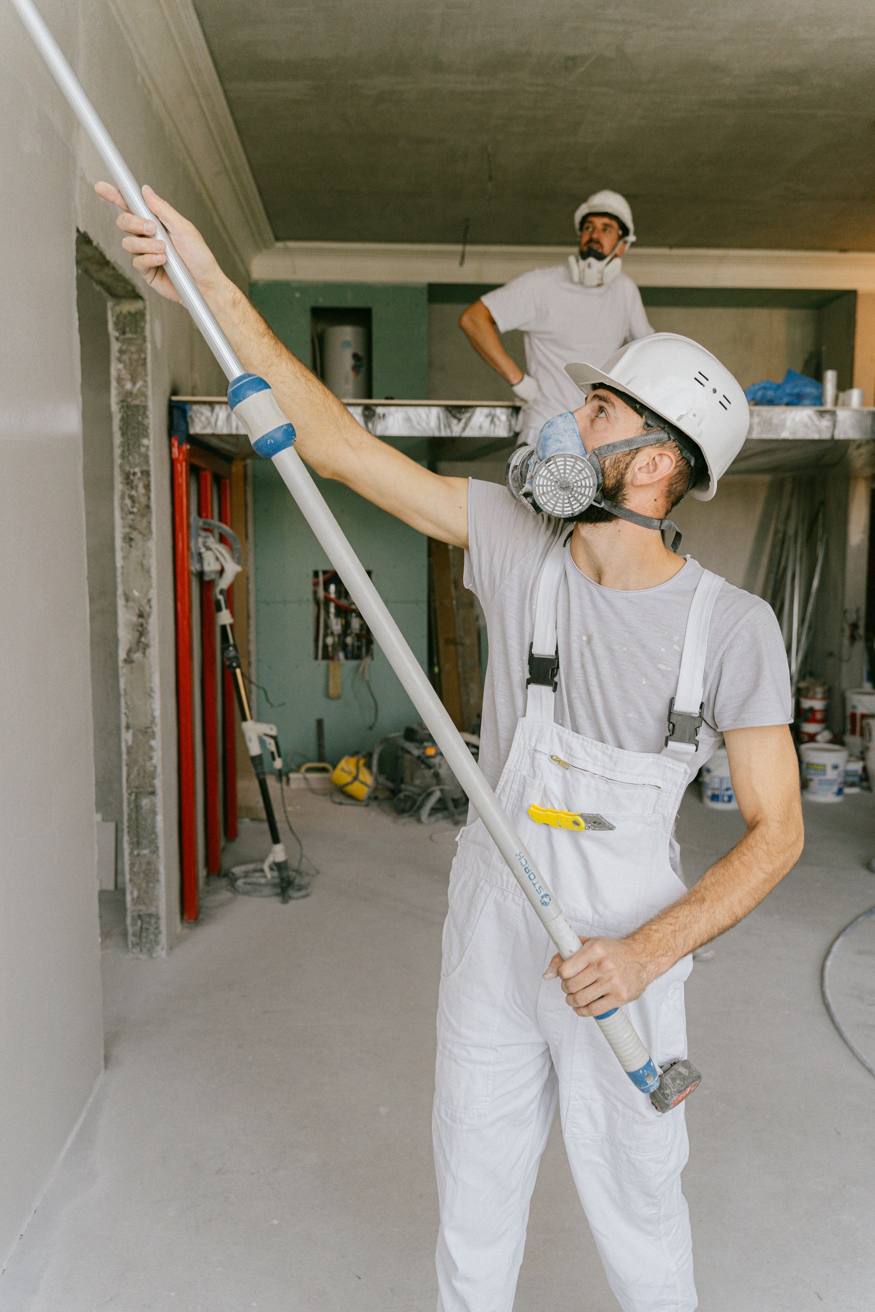 Lavoratori durante la ristrutturazione e la finitura di un edificio