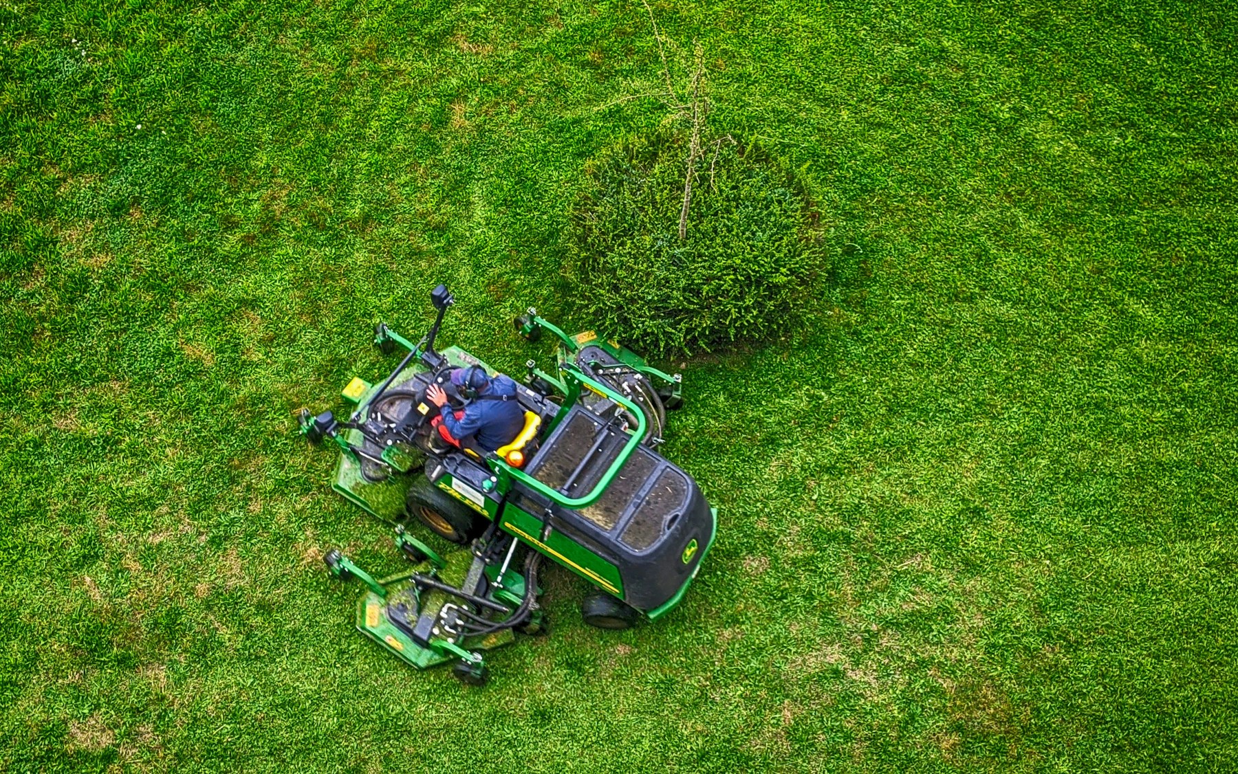 Sfalcio professionale di un’area verde